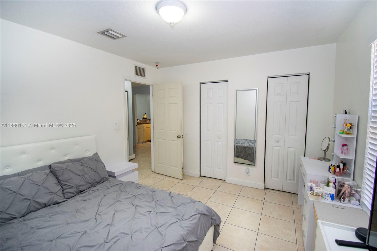 HOLLYWOOD PARK - Residential Lease