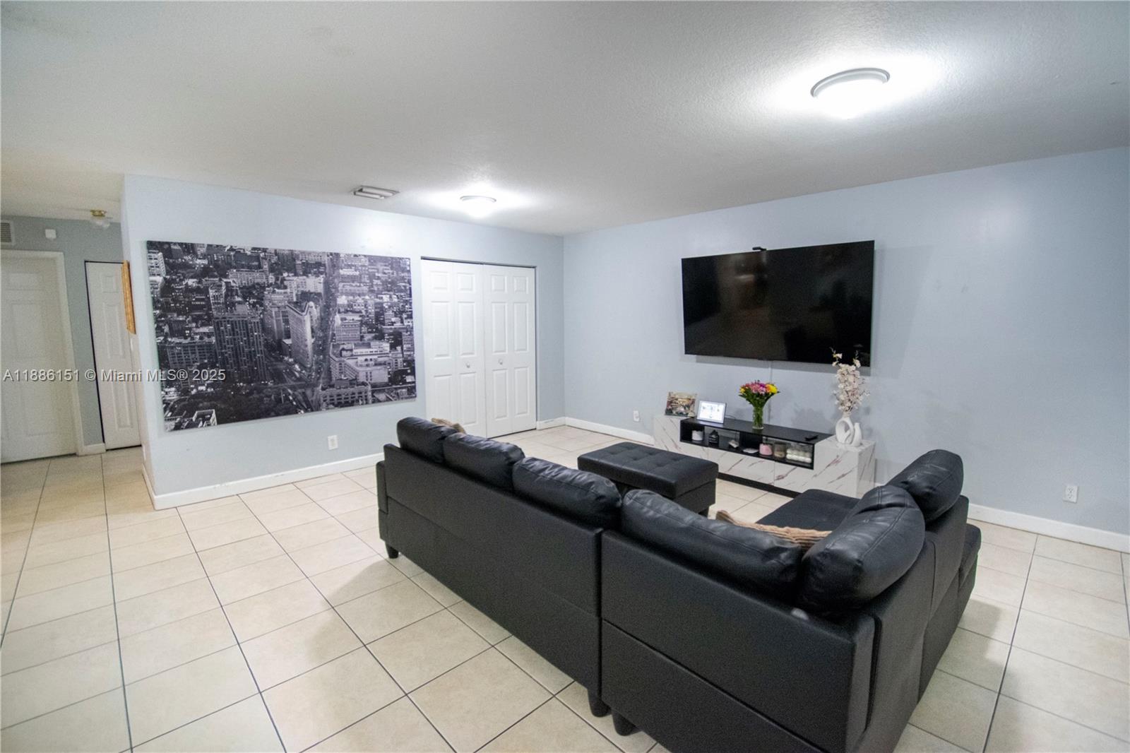 HOLLYWOOD PARK - Residential Lease