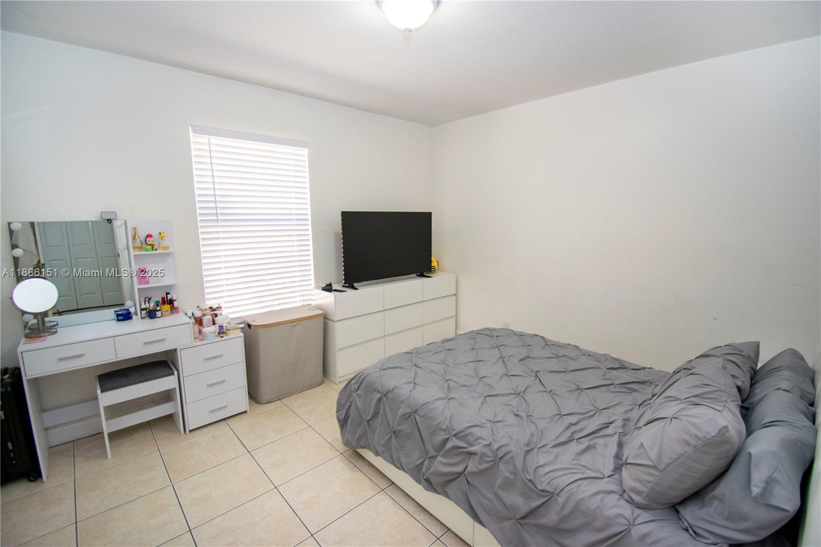 HOLLYWOOD PARK - Residential Lease