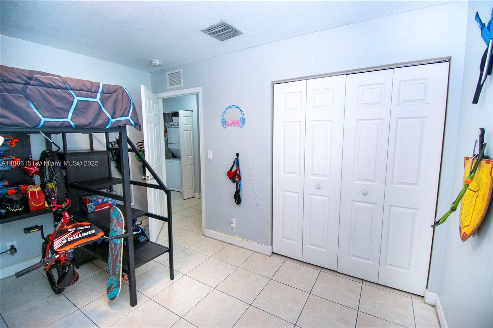 HOLLYWOOD PARK - Residential Lease