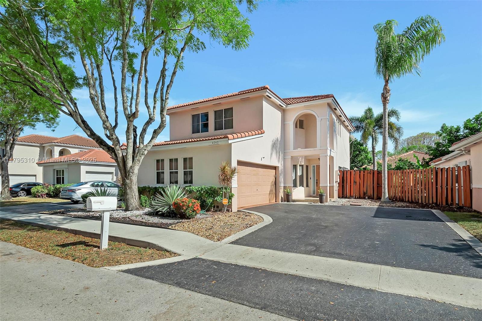 4742 NW 7th Mnr