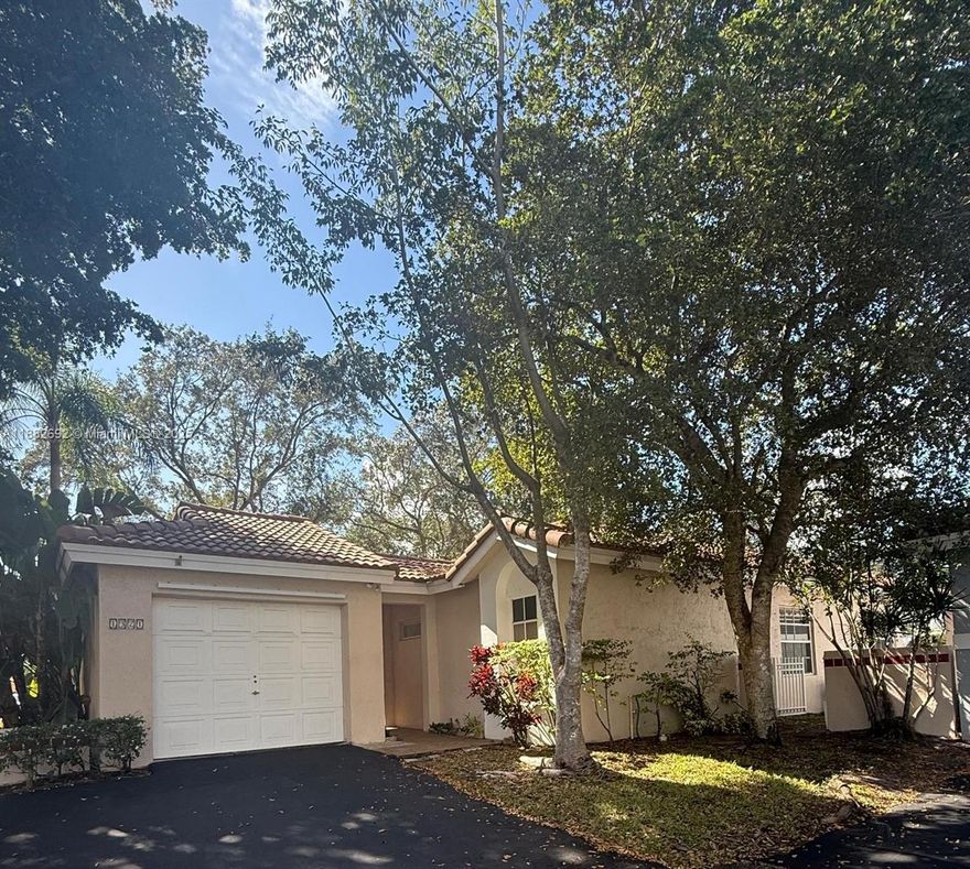 VERY NICE AND WELL MAINTAIN 3 BEDROOMS, 2 BATHS ONE CAR GARAGE HOME IN A VERY DESIRABLE WESTON NEIGHBORHOOD. CENTRALLY LOCATE CLOSE TO SCHOOLS, SHOPPING, RESTAURANTS AND MANY MORE AMMENITIES. HOMES IN THIS AREA SELL FAST SO SCHEDULE YOUR SHOWING BEFORE IT IS TOO LATE.