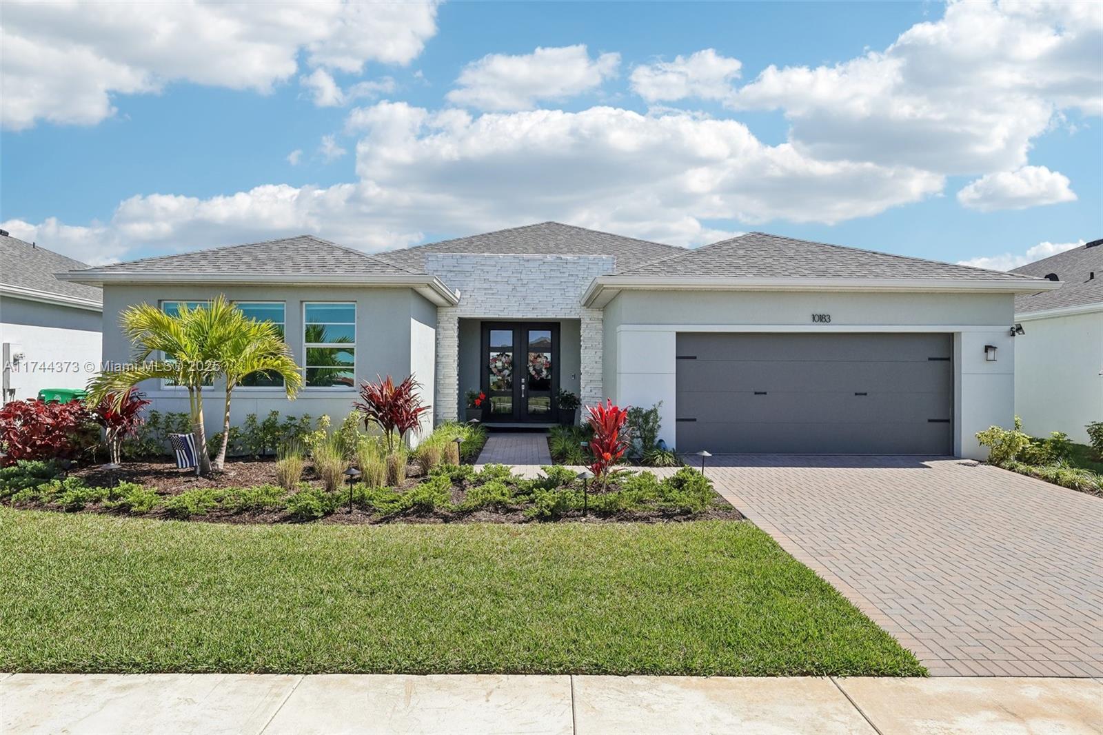 10183 SW Orana Dr, Port St. Lucie, FL, 34987/$554,900 1 10183 SW Orana Dr