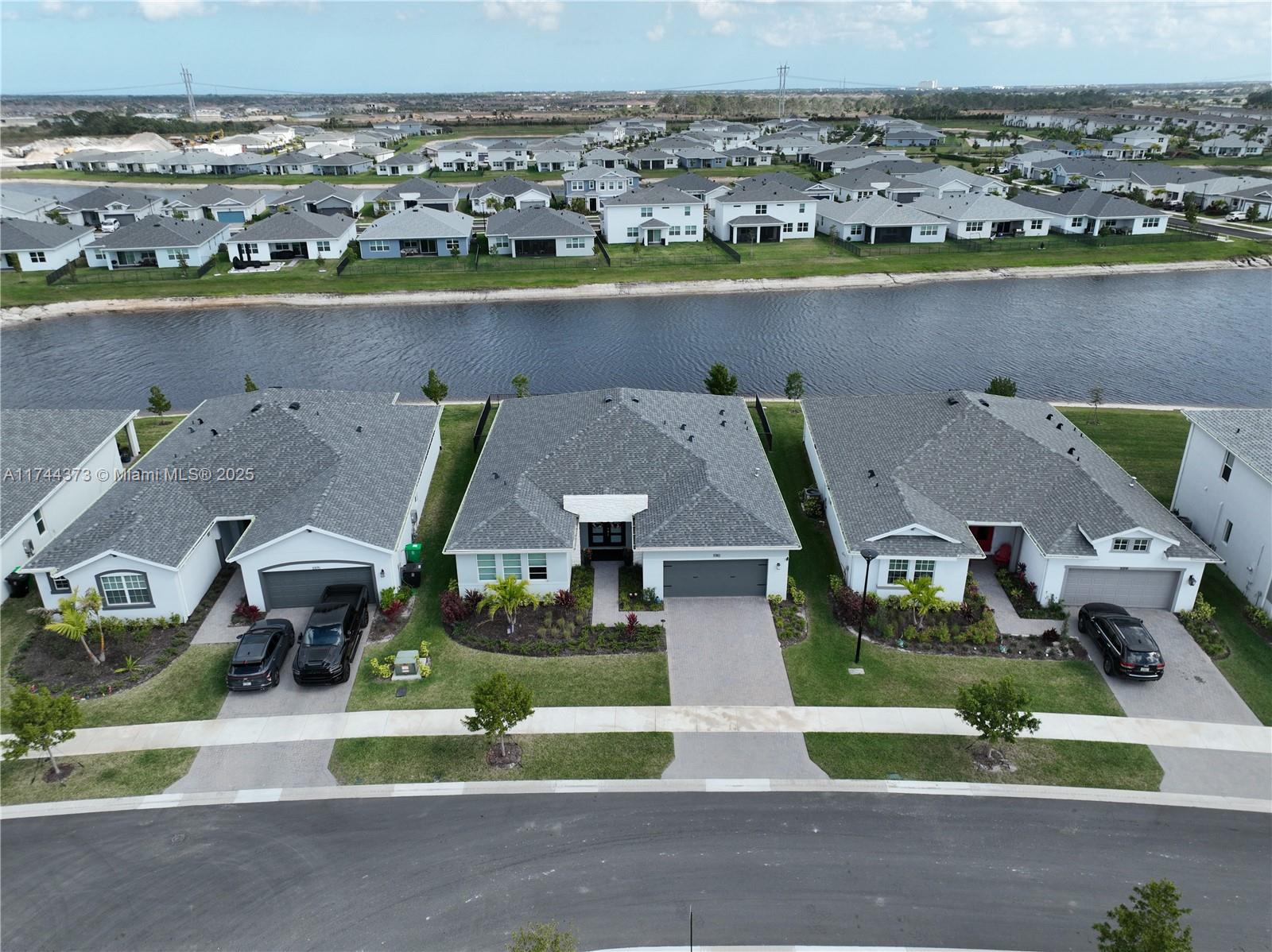 10183 SW Orana Dr, Port St. Lucie, FL, 34987/$554,900 3 10183 SW Orana Dr