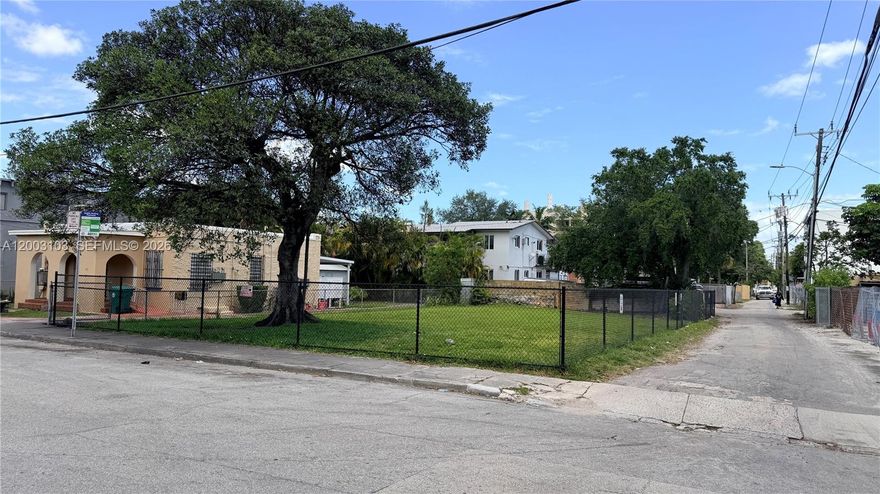 Build 4 rental or condominium units here or 8 Workforce Housing units (This property is within a TOD [Transit Oriented District])...least expensive lot of its kind in this whole area.... close to Brickell, Downtown Miami, JMH, MIA, 836, I-95...etc.