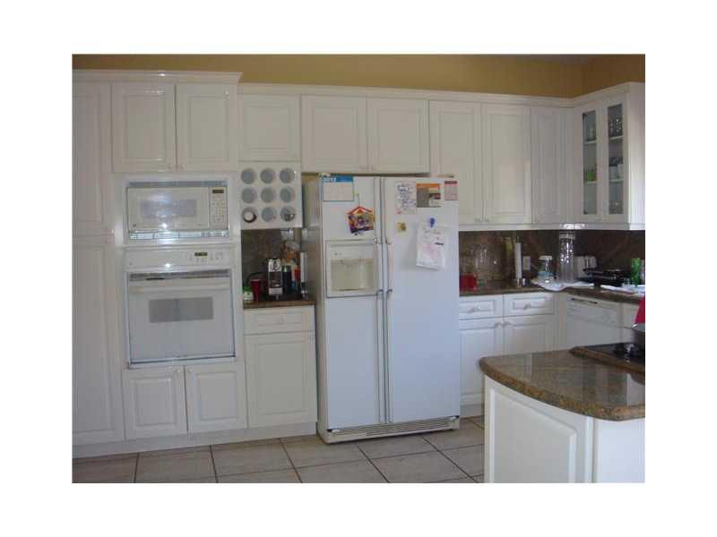 FABULOUS GUARD GATED WATERWAYS COMMUNITY. BRIGHT AND SPACIOUS 3 STORY TOWNHOME. 2 BEDROOMS +1 FULL BATH WITH SITTING AREA ON FIRST FLOOR. LARGE EAT IN KITCHEN AND LIVING/DINING AREAS ON SECOND FLOOR OVERLOOKING WATER AND BOATS . OVERSIZED MASTER + 2 BEDRO OMSON THIRD FLOOR WITH BALCONY AND WATER VIEWS. WALK TO MARINA AND SHOPS. EASY TO SHOW also for sale $535,000