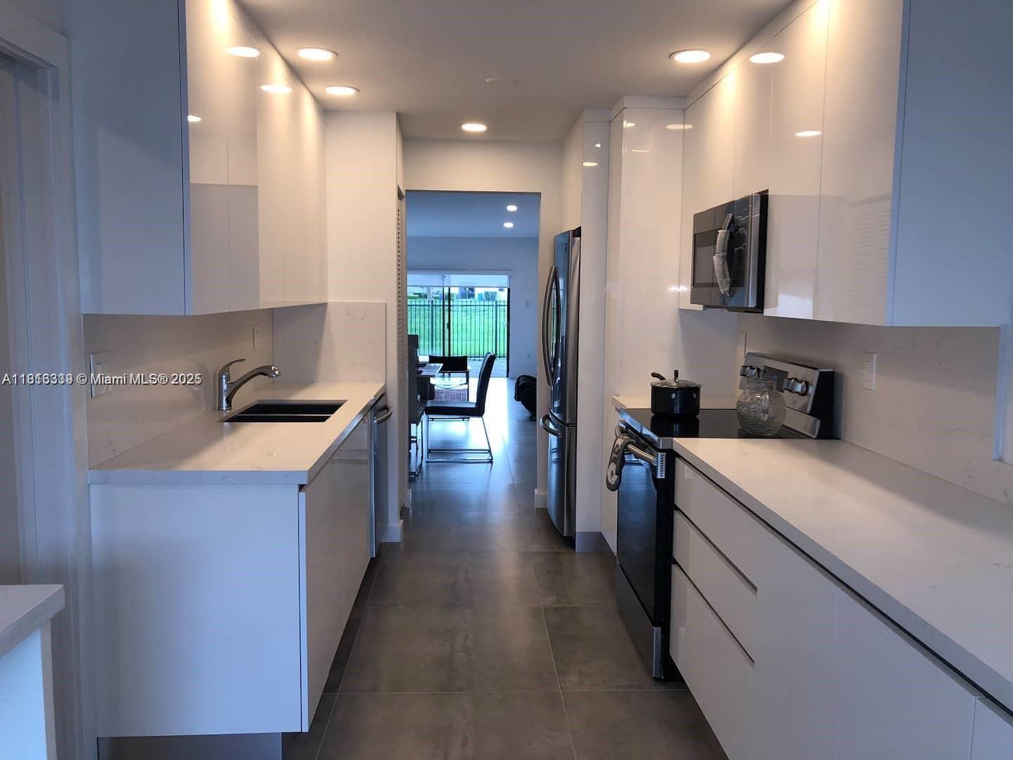 VILLAS ON THE GREEN - Residential Lease