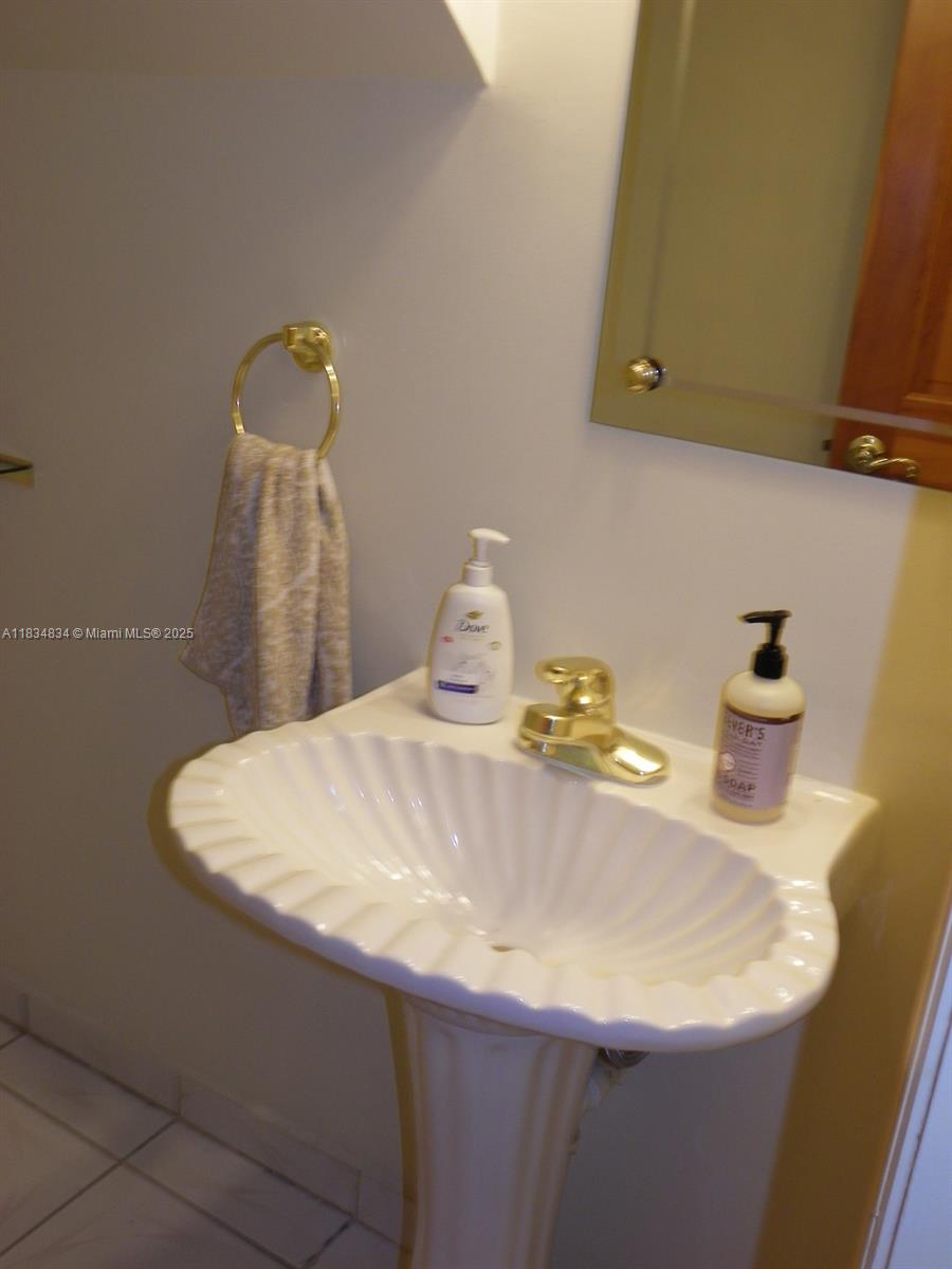 SUNCREST TOWNHOUSE CONDO - Residential