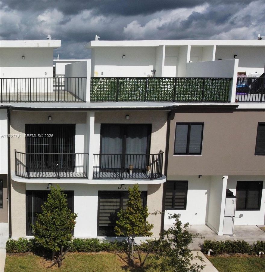 Beautiful  Townhouse with Upgrades ,  NO association and quick approval,  Pets welcome!
Two Assigned parkings plus parkings in front of the house.
This property has access to two streets with two separate entrances,  the first bedroom and bathroom are on the ground floor, on the second floor are the others three bedrooms and two bathrooms, one in suite with a walking closet and with a balcony. On the third floor is a large outdoor terrace. Te encantará !! Te encantará !!