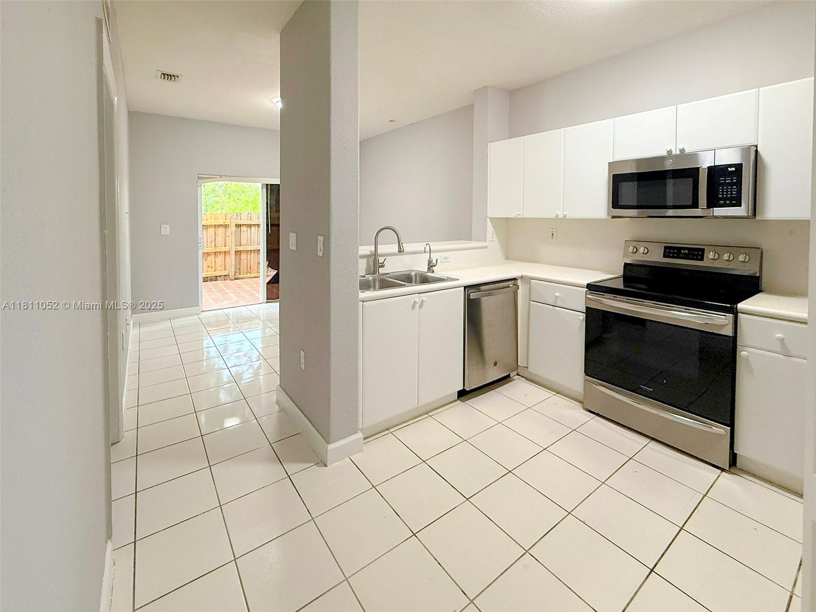 Rental Property at 1677 Se 27th Ct 106, Homestead, Miami-Dade County, Florida - Bedrooms: 2 
Bathrooms: 2  - $1,800 MO.