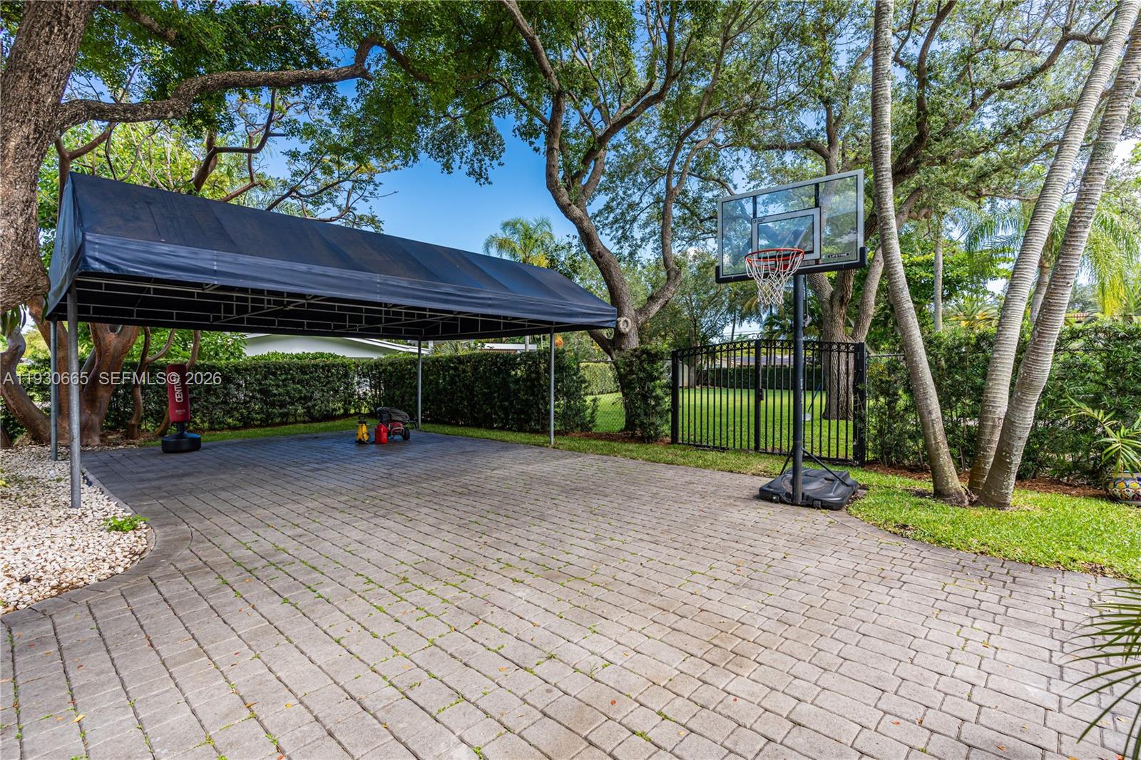 TOWN & COUNTRY ESTATES - Residential