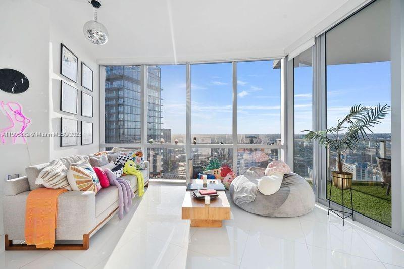 PARAMOUNT MIAMI WORLDCENT - Residential Lease