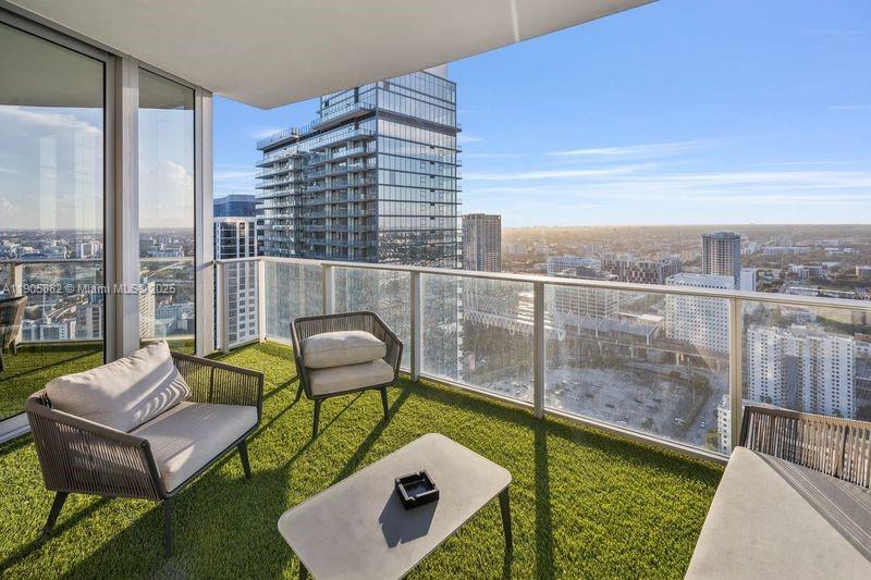 PARAMOUNT MIAMI WORLDCENT - Residential Lease