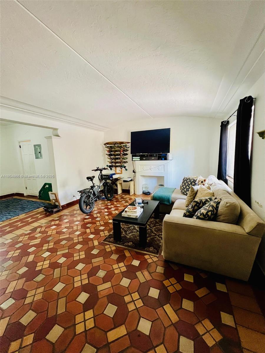 2830 Pine Tree Dr 2