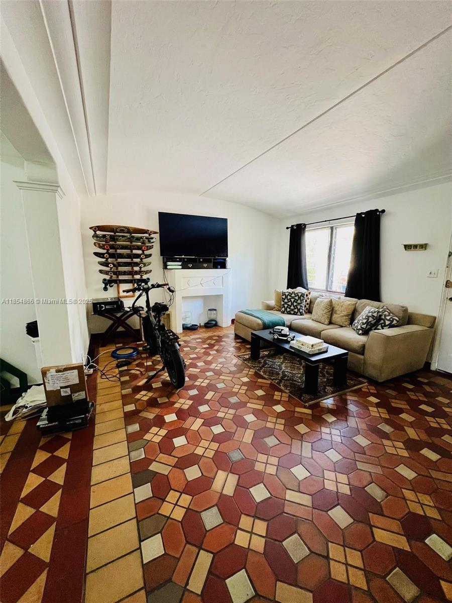 2830 Pine Tree Dr 2