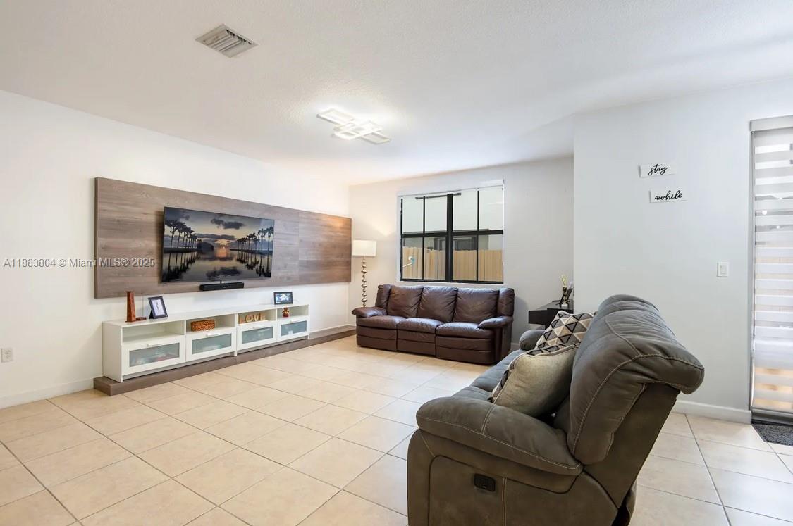 OAK HAMMOCK TOWNHOMES SUB - Residential