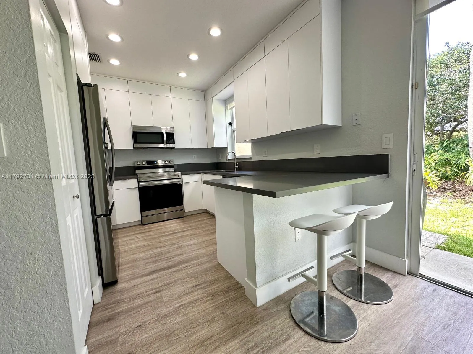 Pembroke Pines, Florida 33028, United States, 3 Bedrooms Bedrooms, ,3 BathroomsBathrooms,Residential,Pending,122454