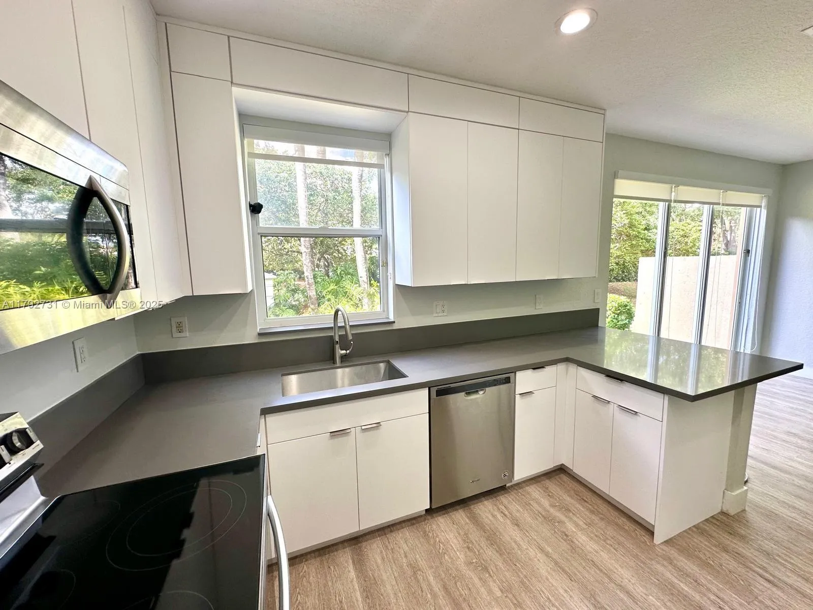 Pembroke Pines, Florida 33028, United States, 3 Bedrooms Bedrooms, ,3 BathroomsBathrooms,Residential,Pending,122454