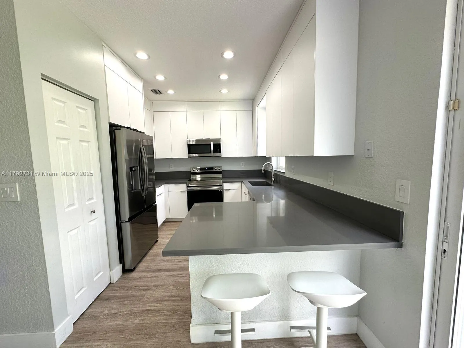 Pembroke Pines, Florida 33028, United States, 3 Bedrooms Bedrooms, ,3 BathroomsBathrooms,Residential,Pending,122454