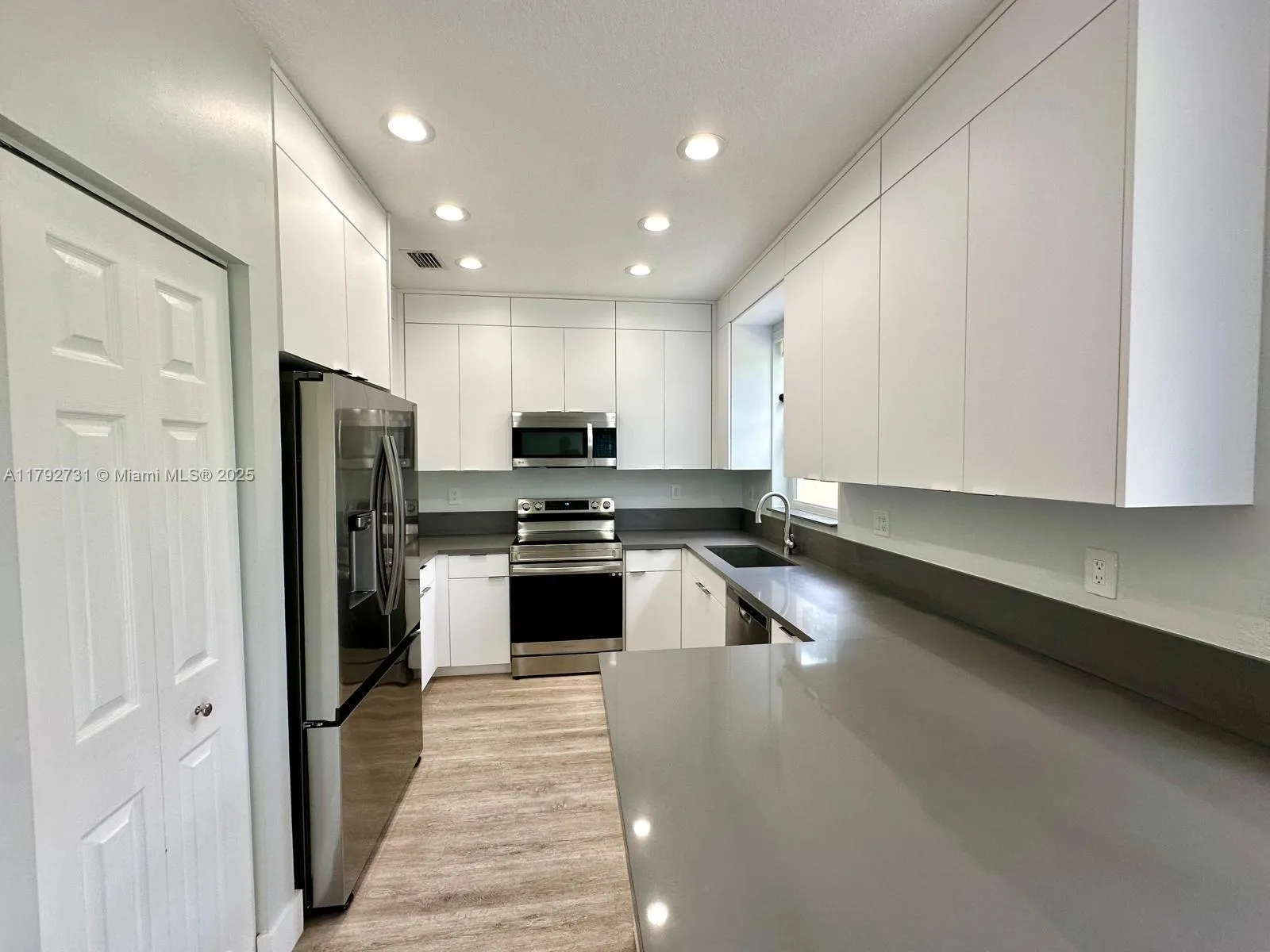 Pembroke Pines, Florida 33028, United States, 3 Bedrooms Bedrooms, ,3 BathroomsBathrooms,Residential,Pending,122454