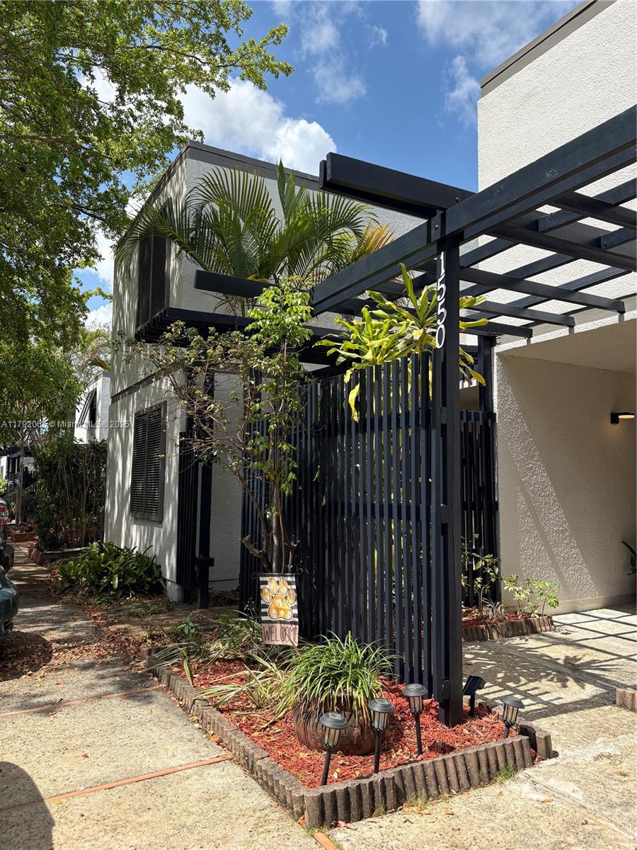 1550 E Golfview Dr, Pembroke Pines, Miami-Dade County, Florida - 3 Bedrooms  
2 Bathrooms - 