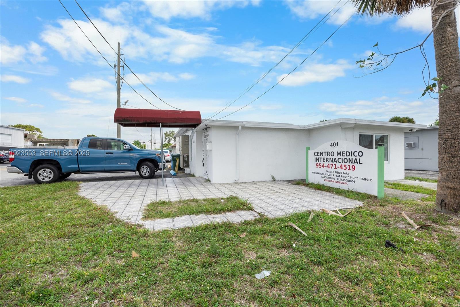 Main image without alt text