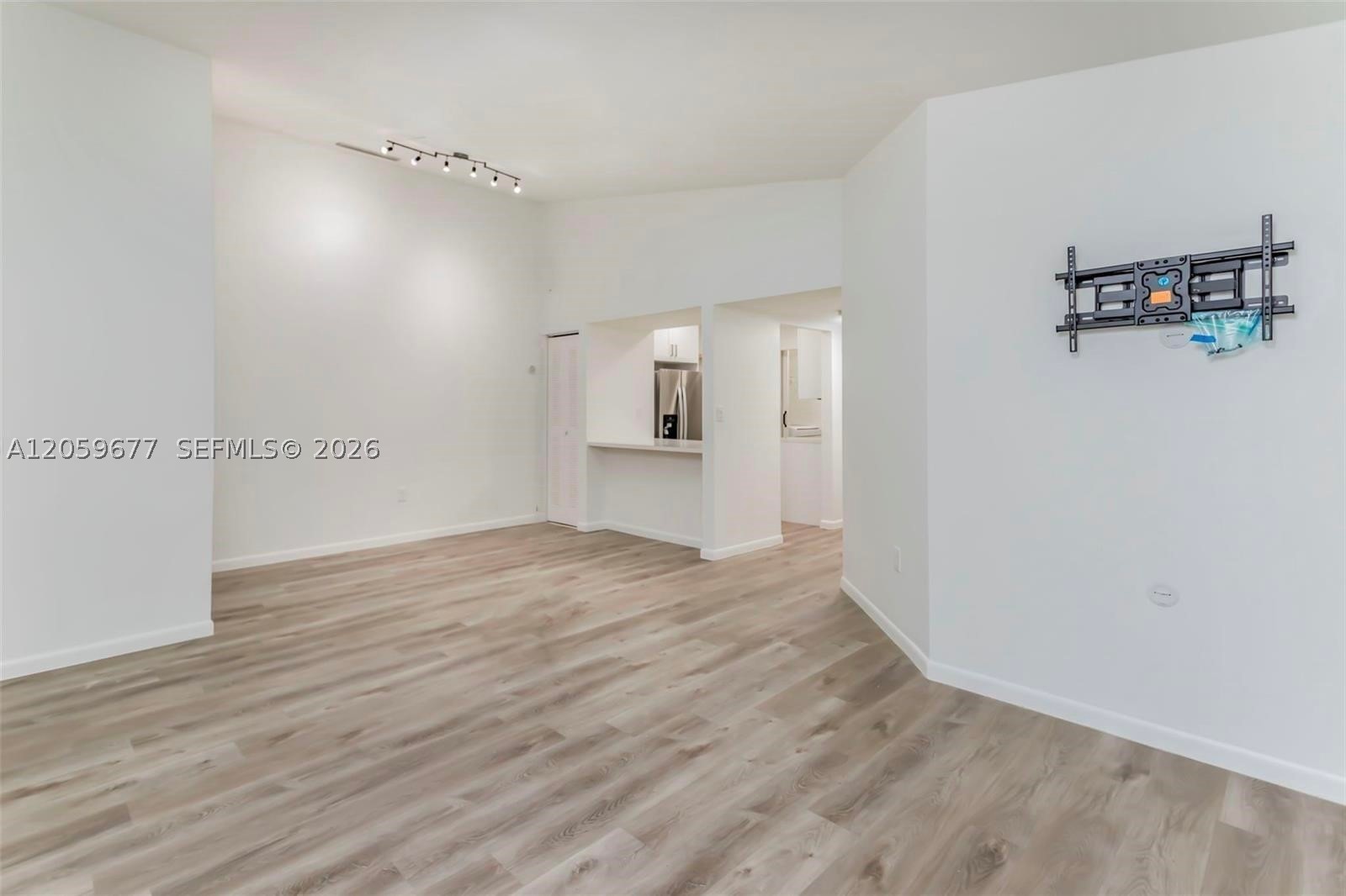 931 NE 199th St 201-22