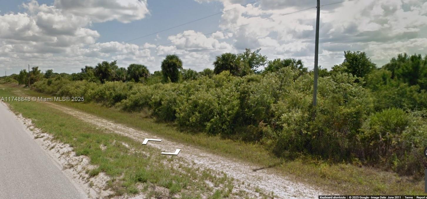 1.25 HIGH & DRY LOT. The nearby Kissimmee River Preserve State Park and the flowing Kissimmee River into Lake Okeechobee are hot spots for some of the best fishing experiences.