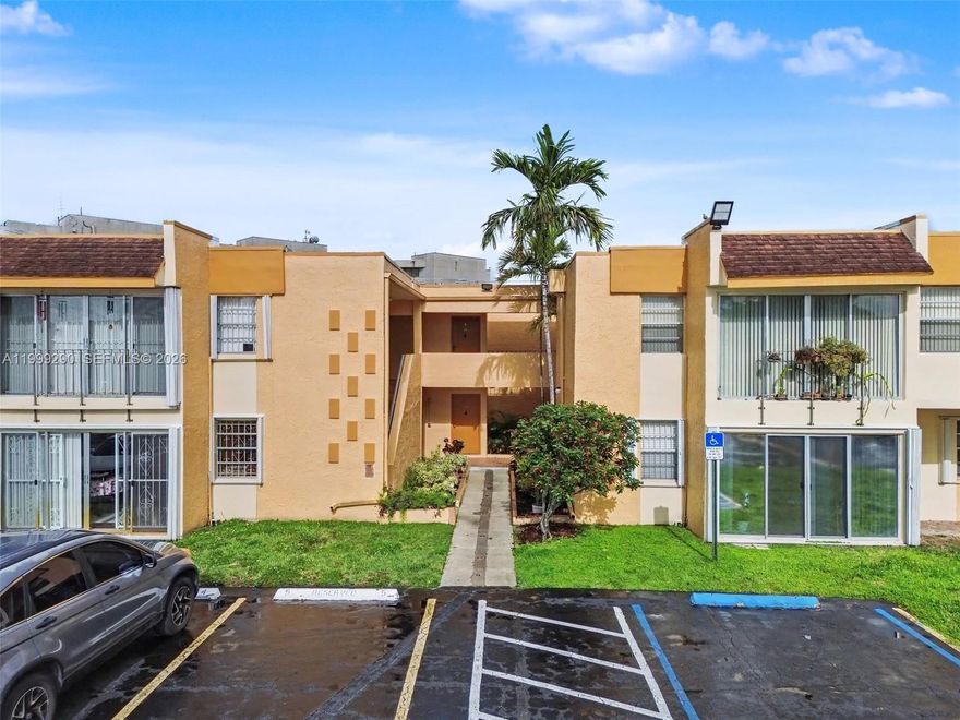 Beautiful and bright Apt 2/1  in Fontainebleau, tile floors. Centrally located (International and Dolphin Mall, Florida International University, Walmart, Costco, Home Depot, Dolphin, Publix and more) Do not miss the opportunity to live in an excellent area!!!!!