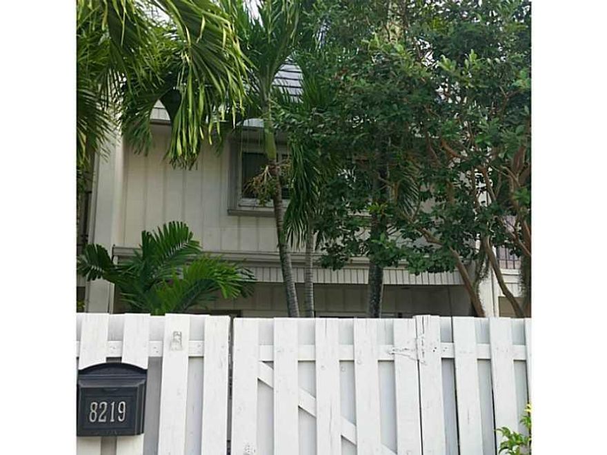 SPACIOUS TWO BEDROOM AND TWO AND A HALF BATHROOM WITH FRONT GARDEN AND BACK PATIO. REMODELED AND FRESHLY PAINTED. PARK-LIKE COMMUNITY WITH POOL, CLUBHOUSE, TENNIS COURT, BASKETBALL COURT, CHILDREN PLAY AREA AND MANAGEMENT ON SITE. CLOSE TO EXPRESSWAYS, SH OPPING MALL, HOSPITAL, RESTAURANTS, PARKS AND PUBLIC TRANSPORTATION.