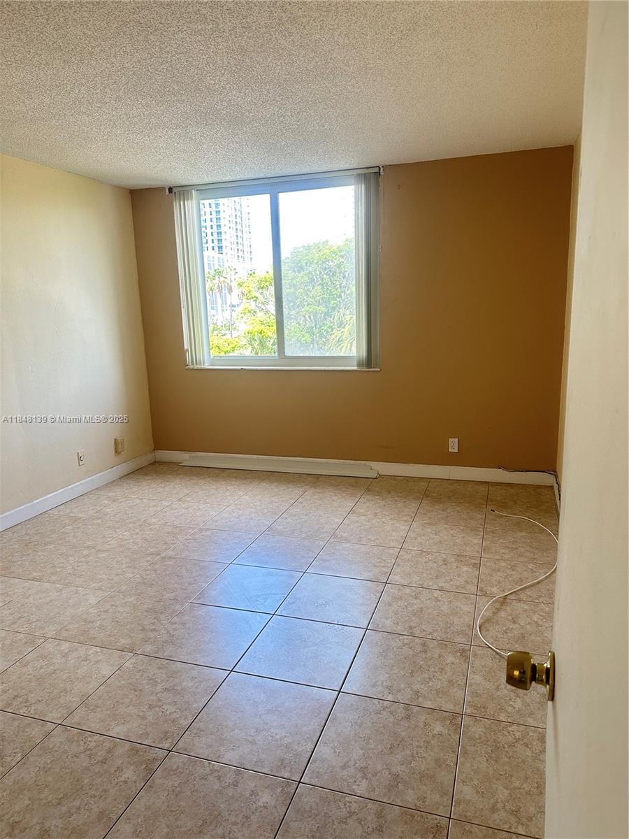 Condo in the Dadeland Mall area. Near mall, top highways, train, super markets, restaurants, and shopping stores.
Owner requires only 2 months to move in, that is the first month and one month as deposit. Plenty of parking in addition to your unassigned spot. HOA does not allow pets. Laundry room in every floor.