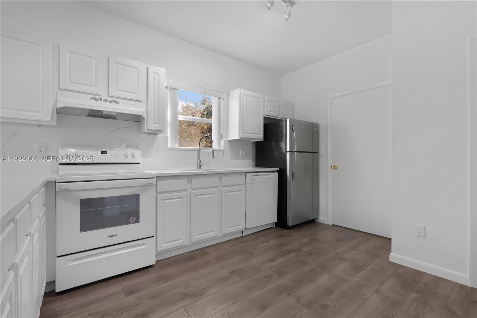 DAVIE LITTLE RANCHES AMEN - Residential Lease