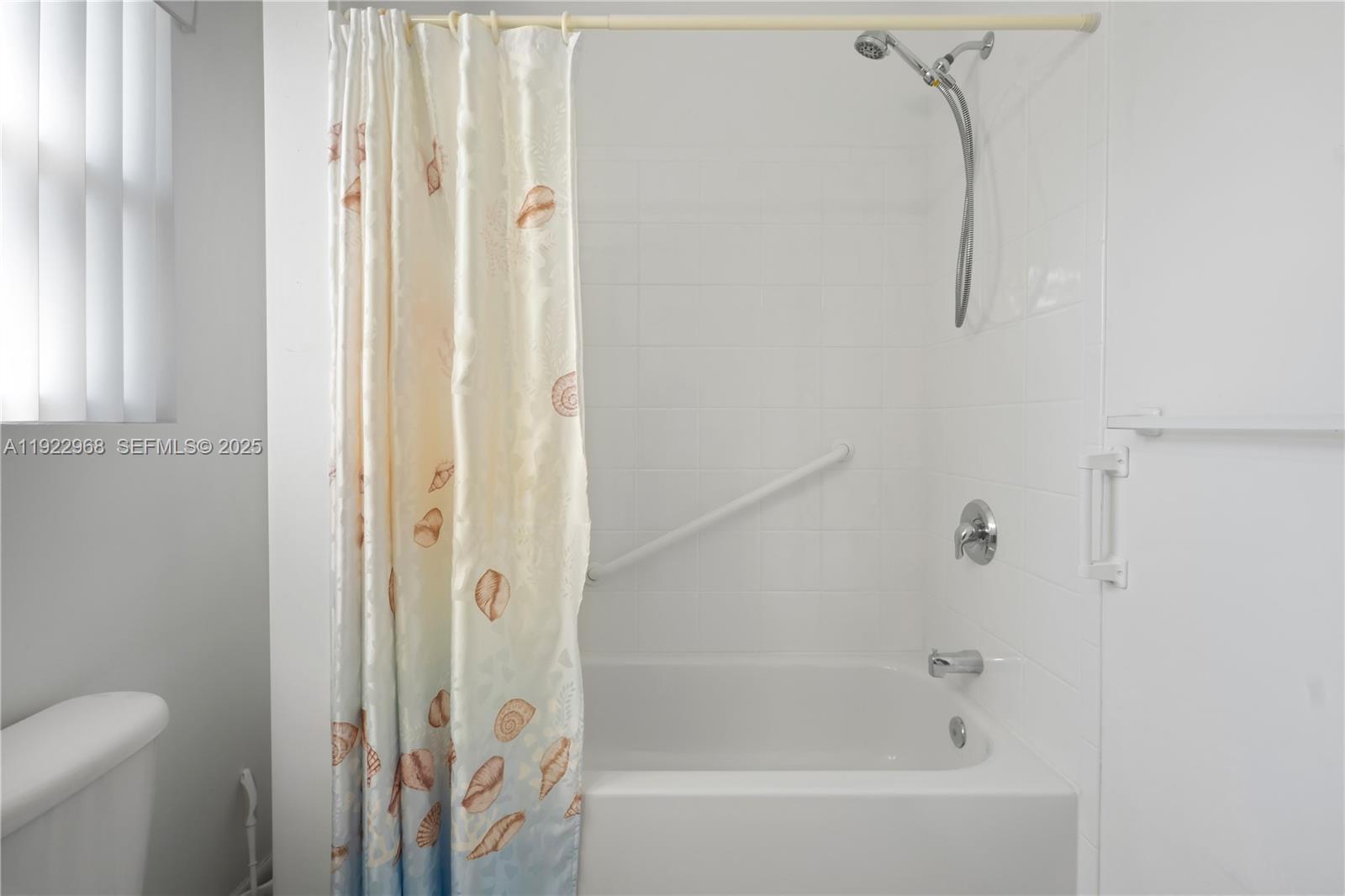 DAVIE LITTLE RANCHES AMEN - Residential Lease