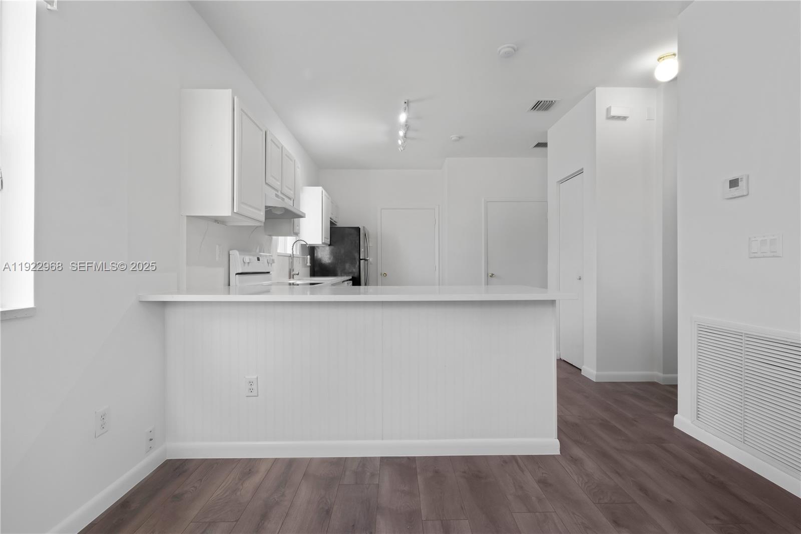 DAVIE LITTLE RANCHES AMEN - Residential Lease