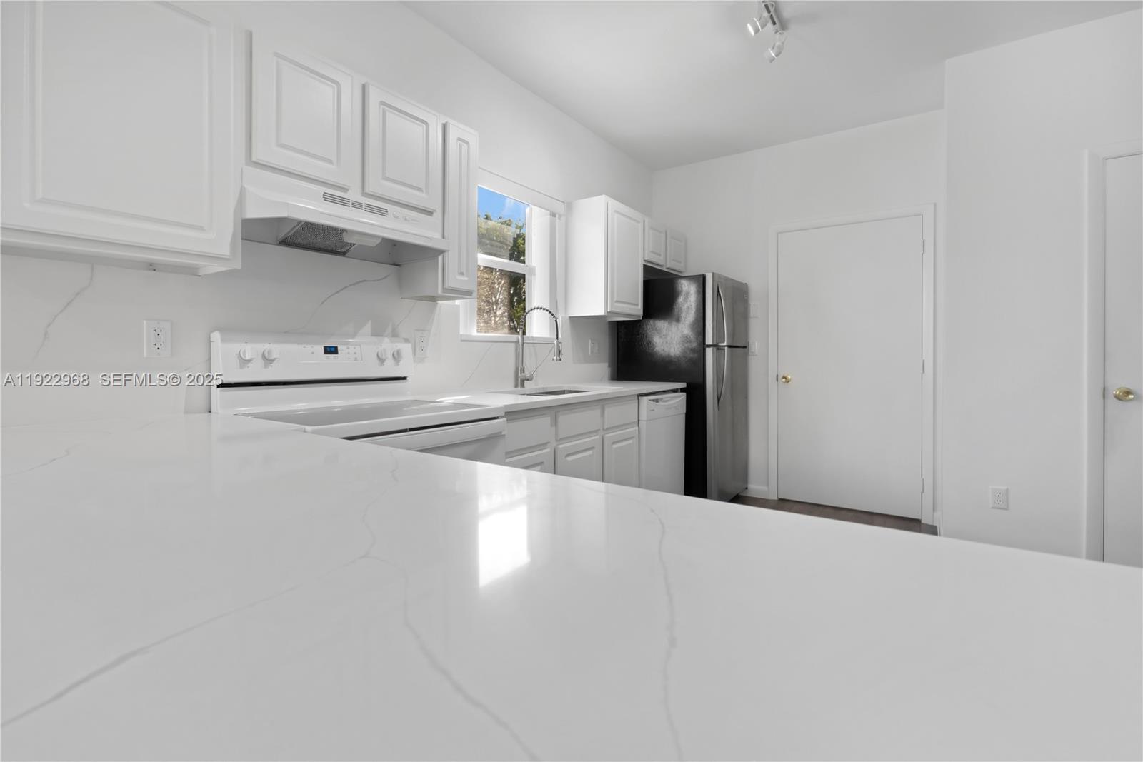 DAVIE LITTLE RANCHES AMEN - Residential Lease