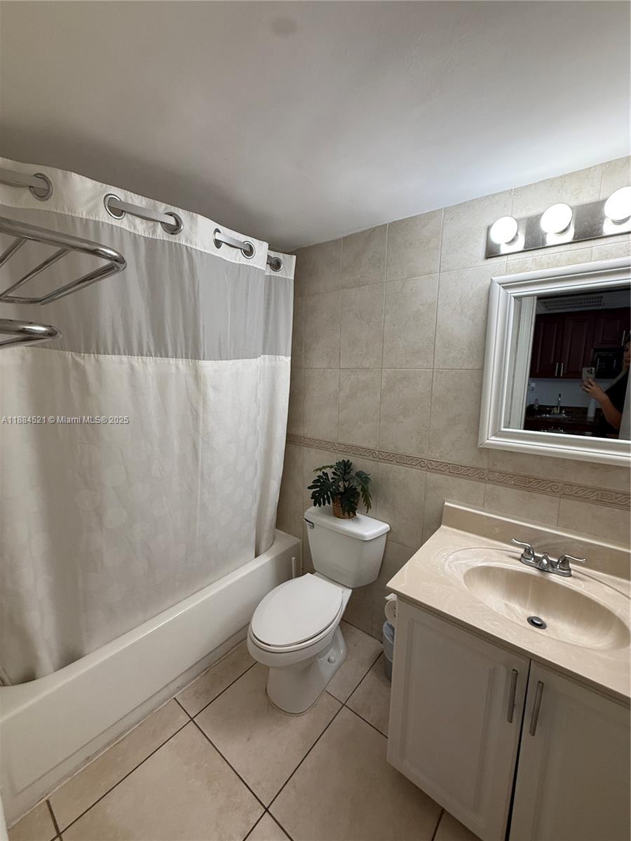 THE AVENTURA BEACH CLUB C - Residential Lease