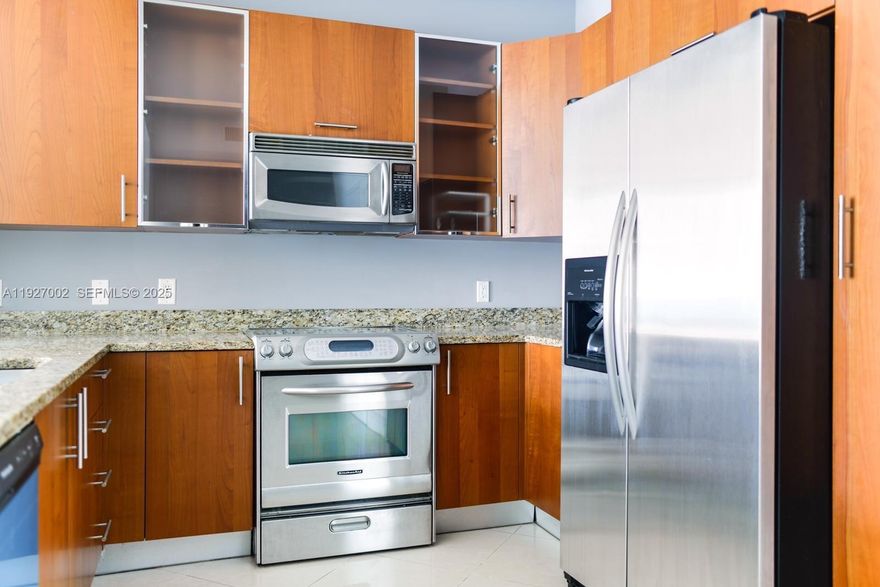 Beautiful 1 bedroom and a den apartment right across the street from the beach. Newer building with washer and dryer, concierge 24/7, valet, gym and pool on intracoastal. Apartment can be furnished or unfurnished, a year or less rental.