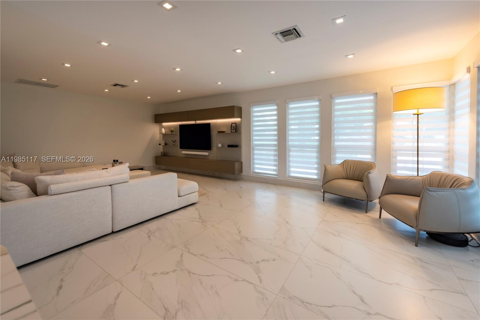 HOLLYWOOD HILLS - Residential