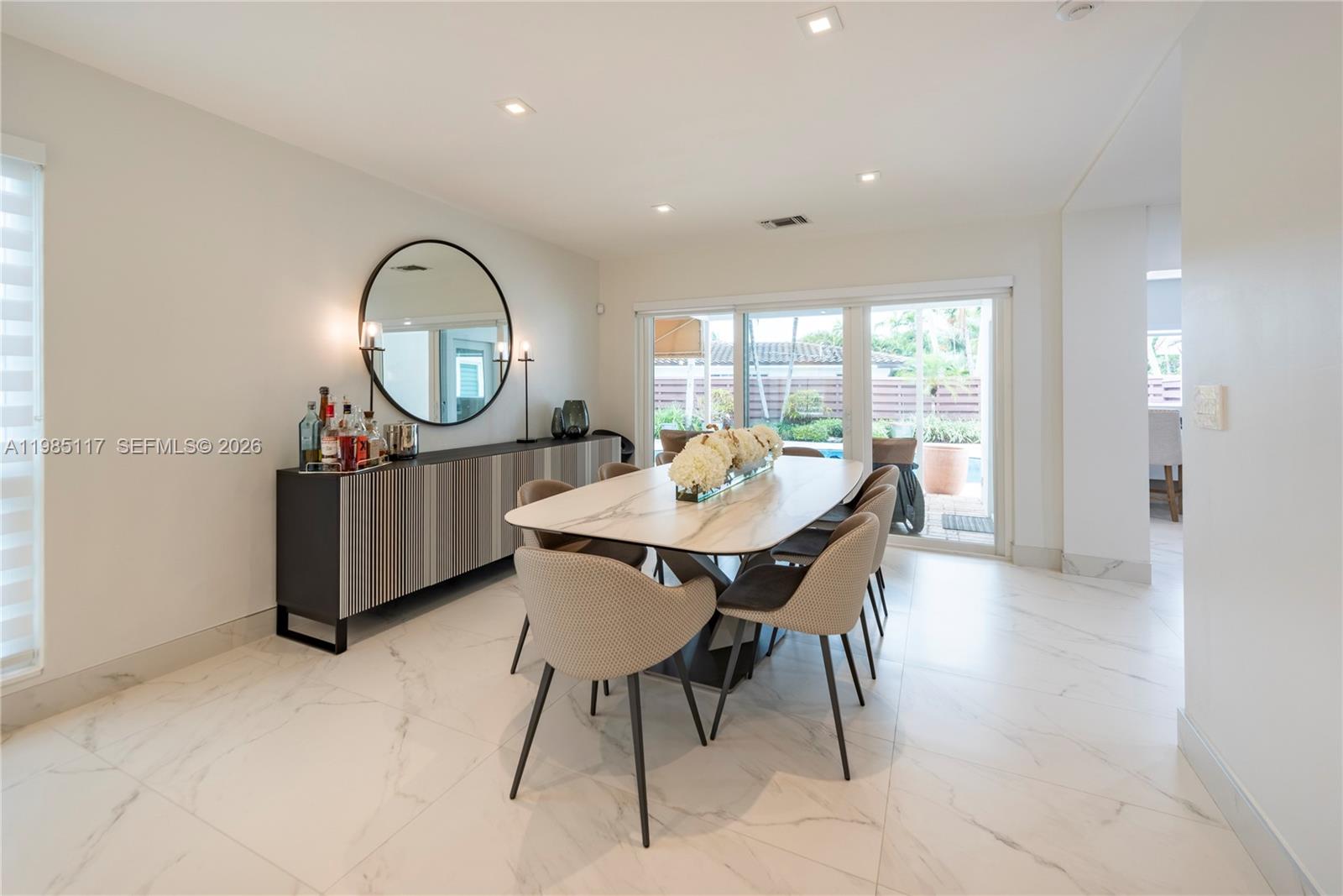 HOLLYWOOD HILLS - Residential