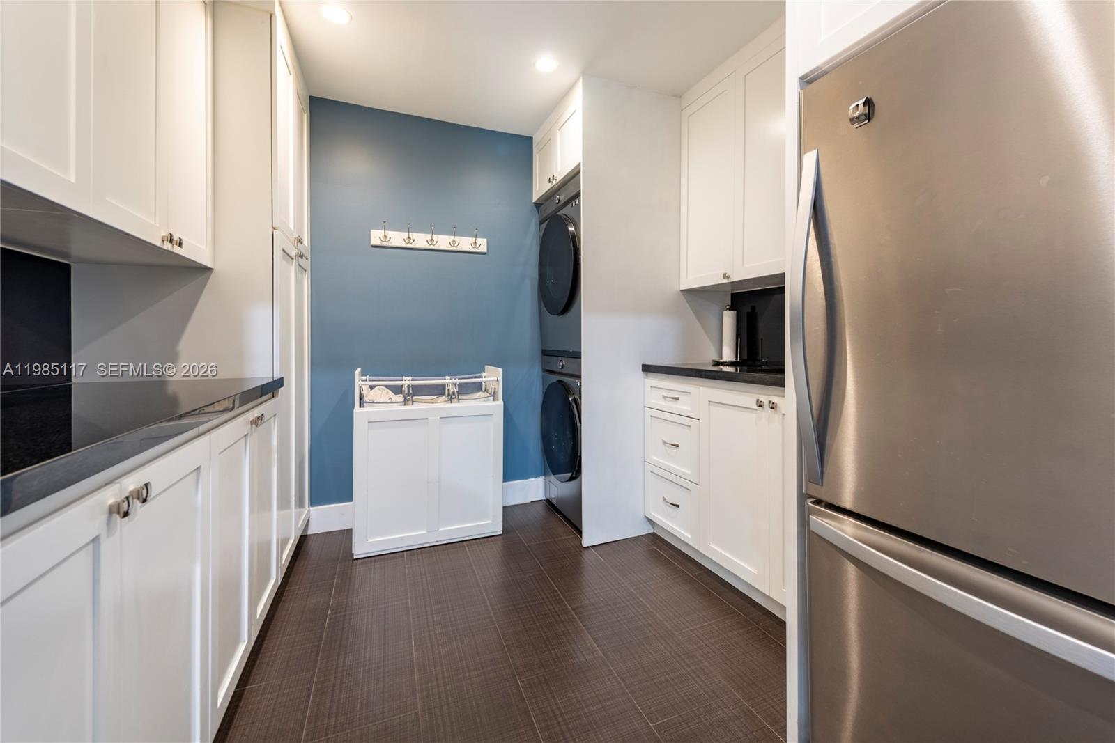 HOLLYWOOD HILLS - Residential