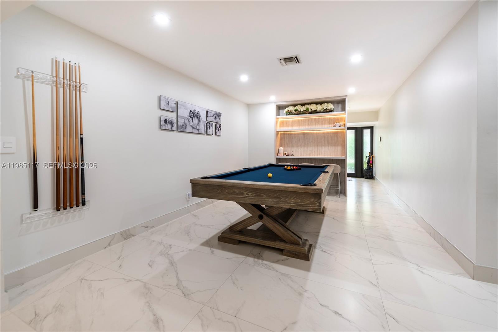 HOLLYWOOD HILLS - Residential