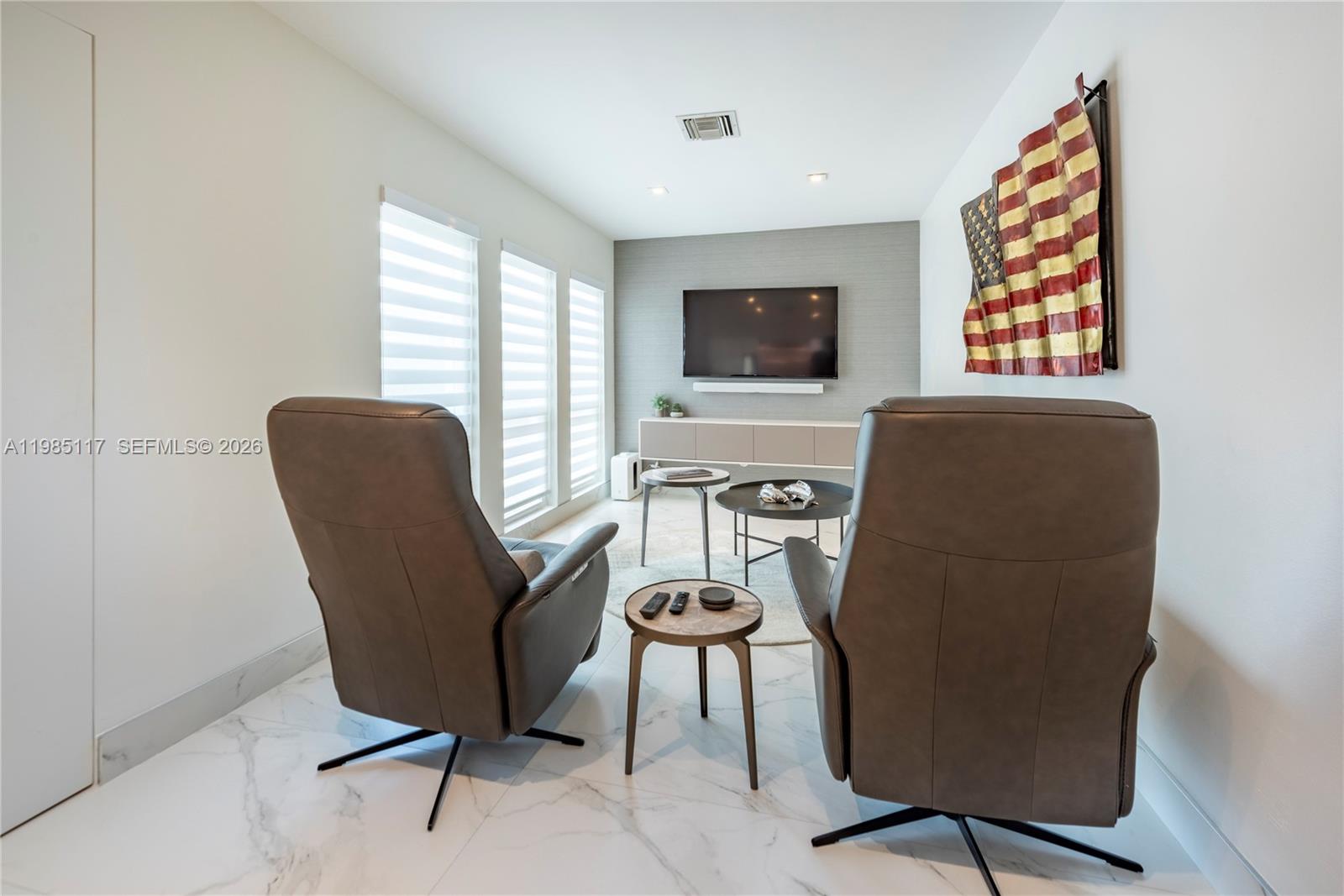 HOLLYWOOD HILLS - Residential