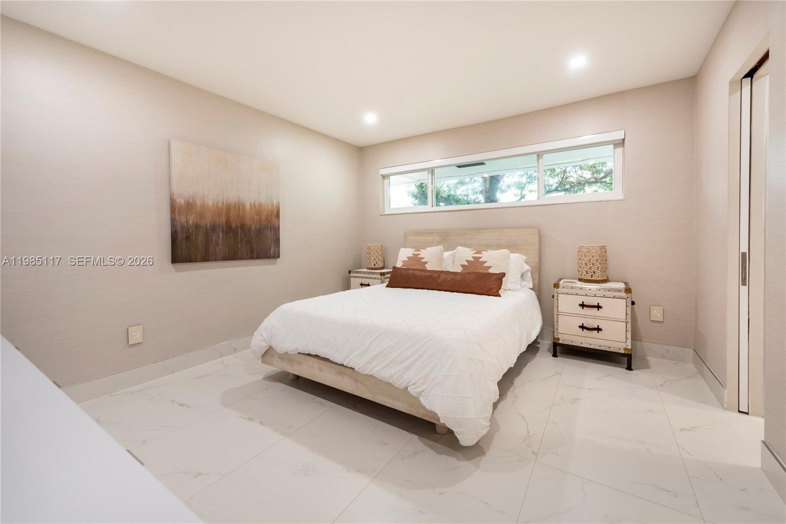 HOLLYWOOD HILLS - Residential