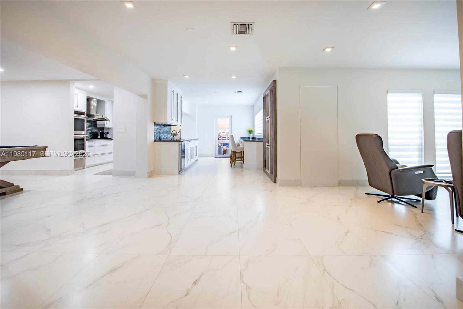 HOLLYWOOD HILLS - Residential