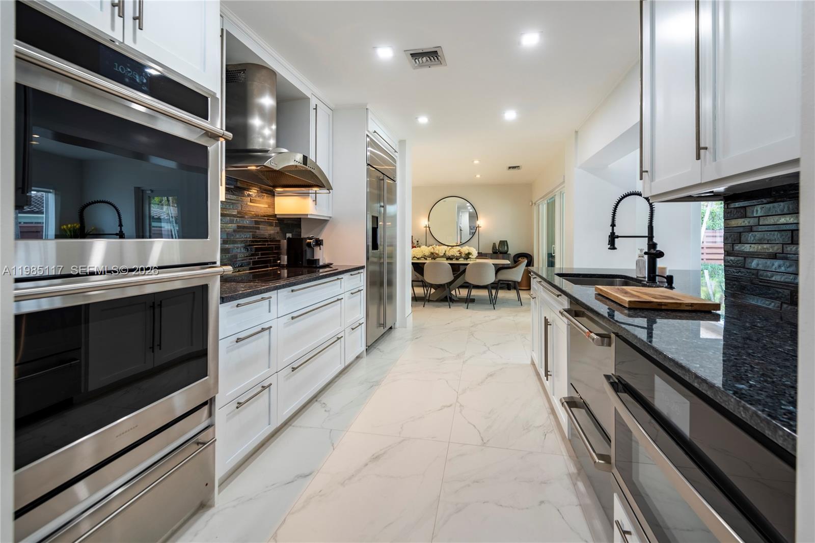 HOLLYWOOD HILLS - Residential