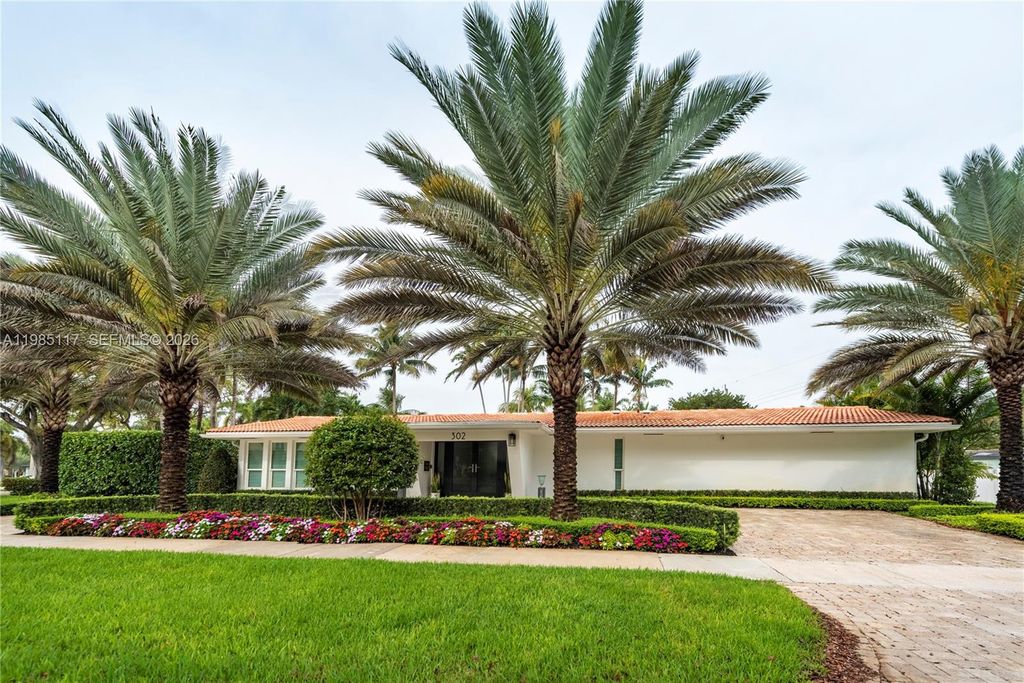 Photo of 302 N Highland Dr, Hollywood, FL 33021 (MLS # A11985117)