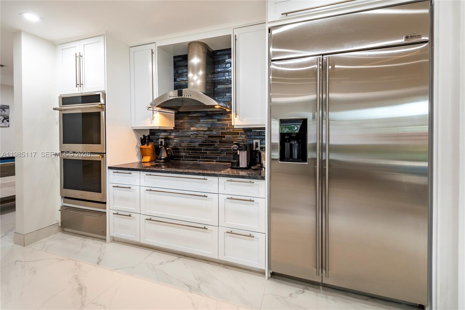 HOLLYWOOD HILLS - Residential