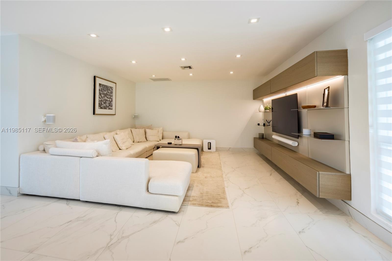 HOLLYWOOD HILLS - Residential