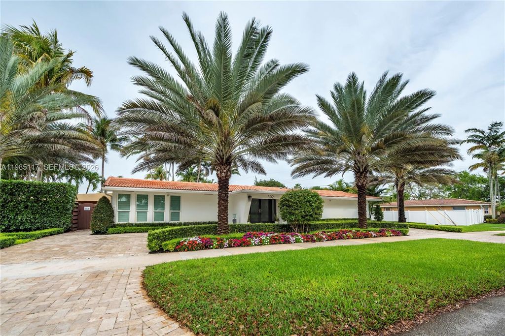 Photo of 302 N Highland Dr, Hollywood, FL 33021 (MLS # A11985117)