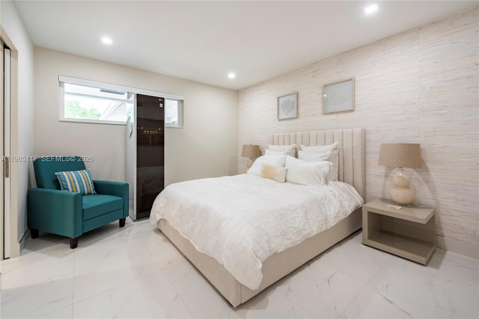 HOLLYWOOD HILLS - Residential